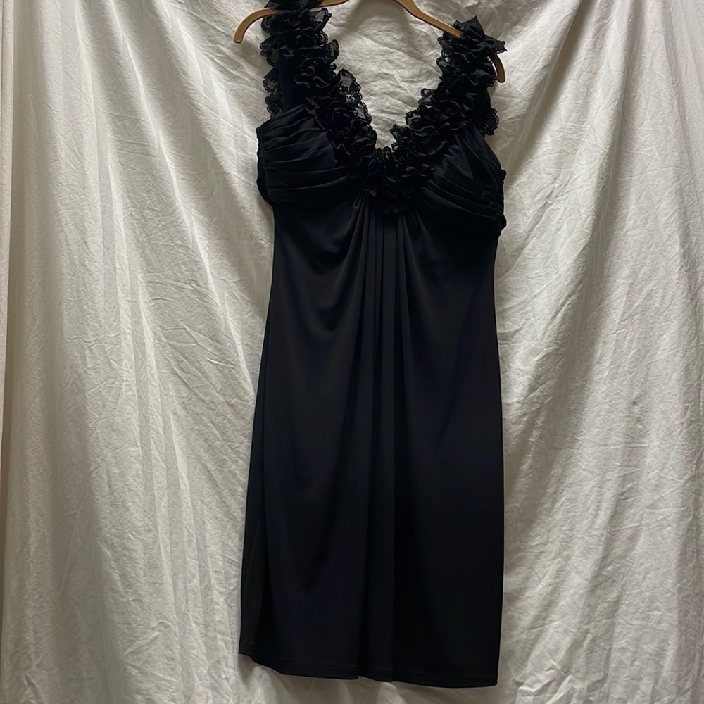 Maggy London sz 10 little black dress beautiful lace frnt & shoulders padded bra